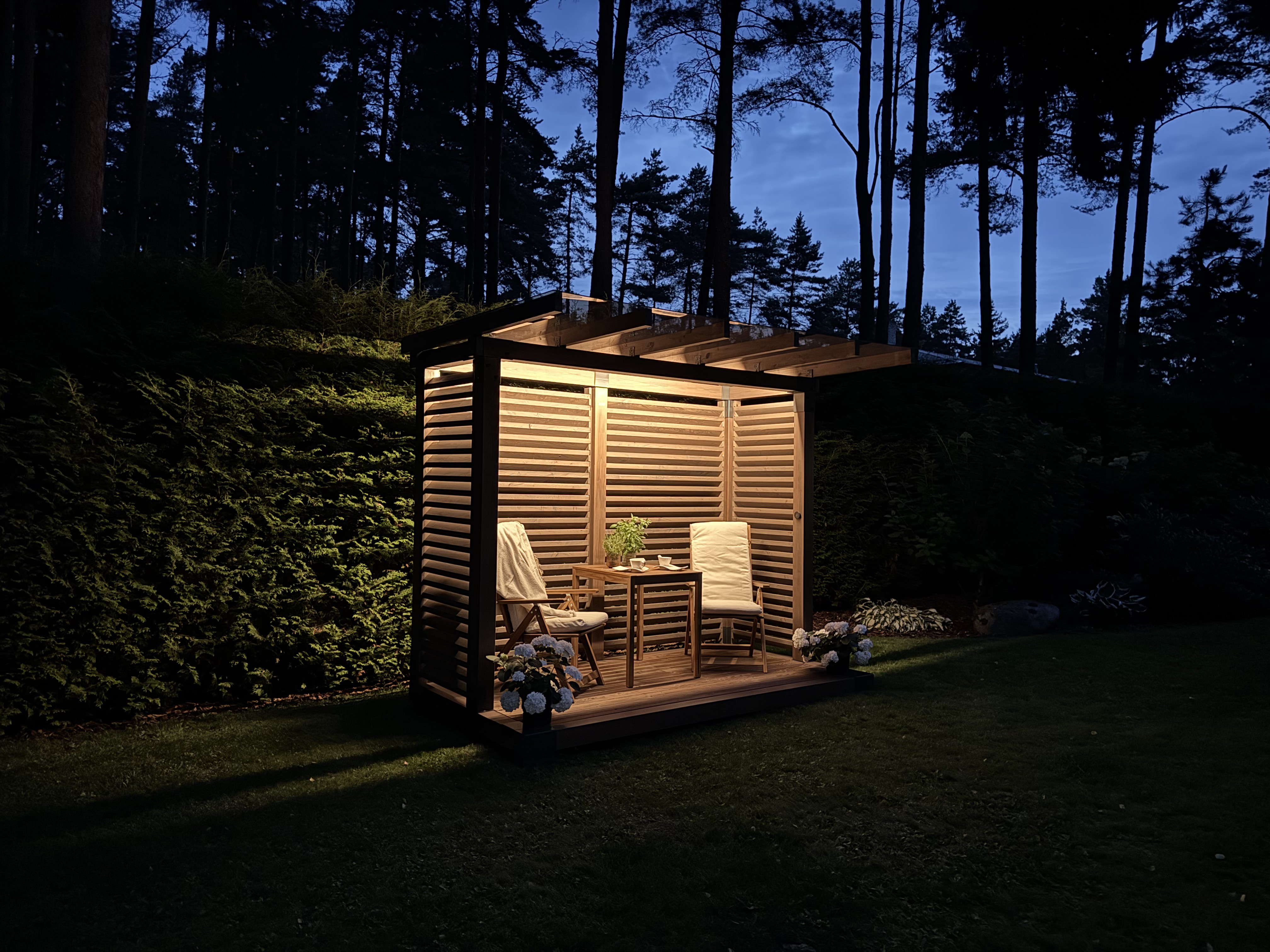Compact vakaro šviesoje su šiltu integruotu LED apšvietimu.