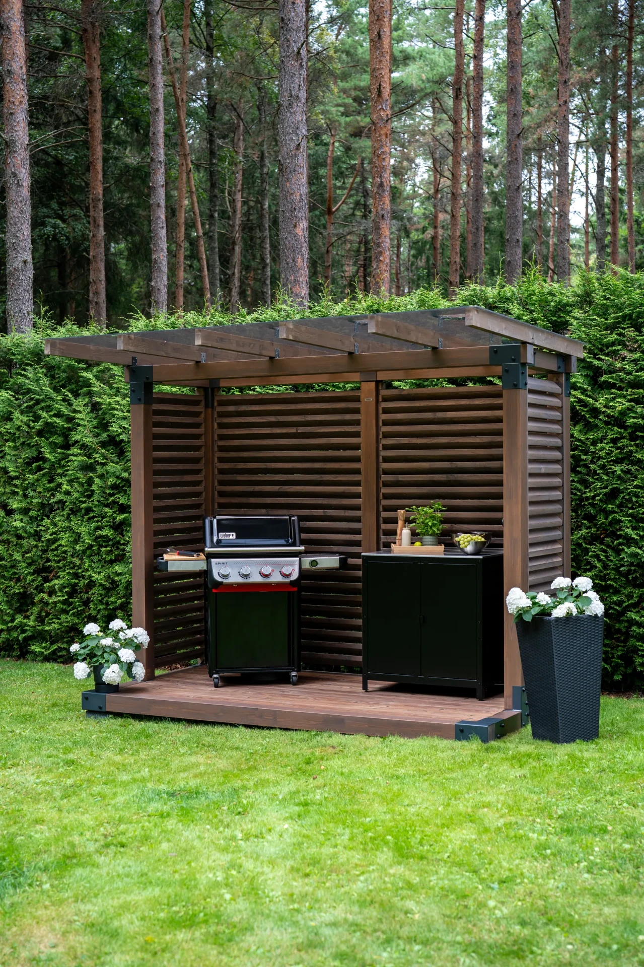 Fjordly Compact įrengtas kaip lauko virtuvė su griliumi ir daiktų spintele.